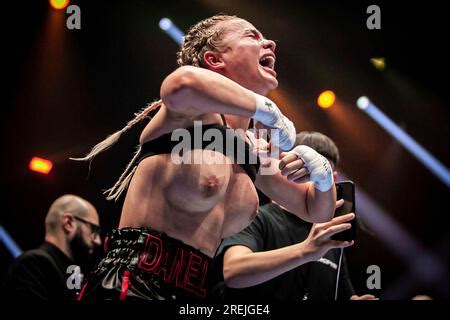 daniella hemsley flashes the crowd|Boxing: Daniella Hemsley flashes crowd after Kingpyn。